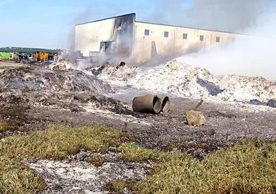 Imagen secundaria 1 - El fuego devoró 850 toneladas de cartón y plásticos en Aldeamayor