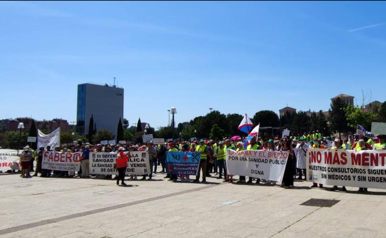 La marcha por la sanidad pública junto a la sede de las Cortes. EL NORTE
