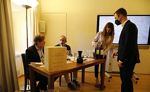 Estuche en el que se presentan las añadas seleccionadas. Sentados Agustí Peris (izquierda) y Álvaro Pérez , conductores de la cata. 