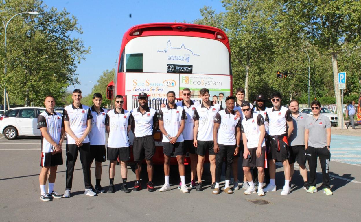 Los jugaodres del equipo salmantino antes de iniciar viaje.