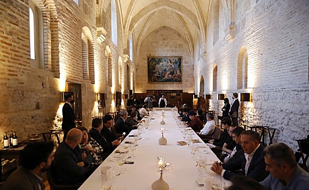 Maridaje en el restaurante Refectorio de Blanco de Guarda LeDomaine con tres platos degustación de Marc Segarra, chef ejecutivo del restaurante Estrella Michelin. 