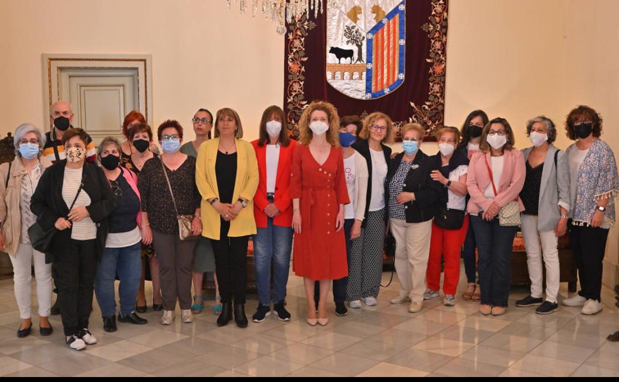 particioantes en la recpeción en el Ayuntamiento. 