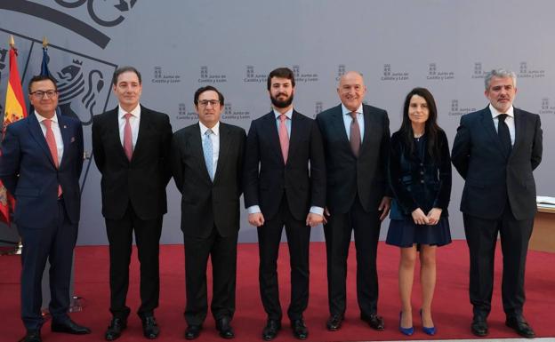 El vicepresidente Juan García-Gallardo, junto al consejero de Presidencia, Jesús Julio Carnero, tras la toma de posesión de los cargos de Vicepresidencia. 