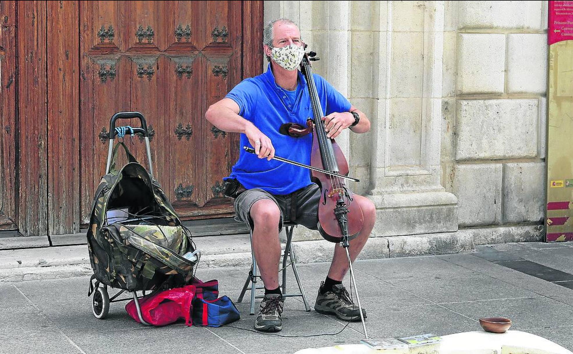 El violonchelista británico John Fellingham en la Calle Mayor de Palencia. 