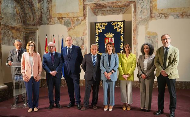 Los consejeros de Cultura, Turismo y Deporte, Gonzalo Santonja, y de Educación, Rocío Lucas, con sus colaboradores. 