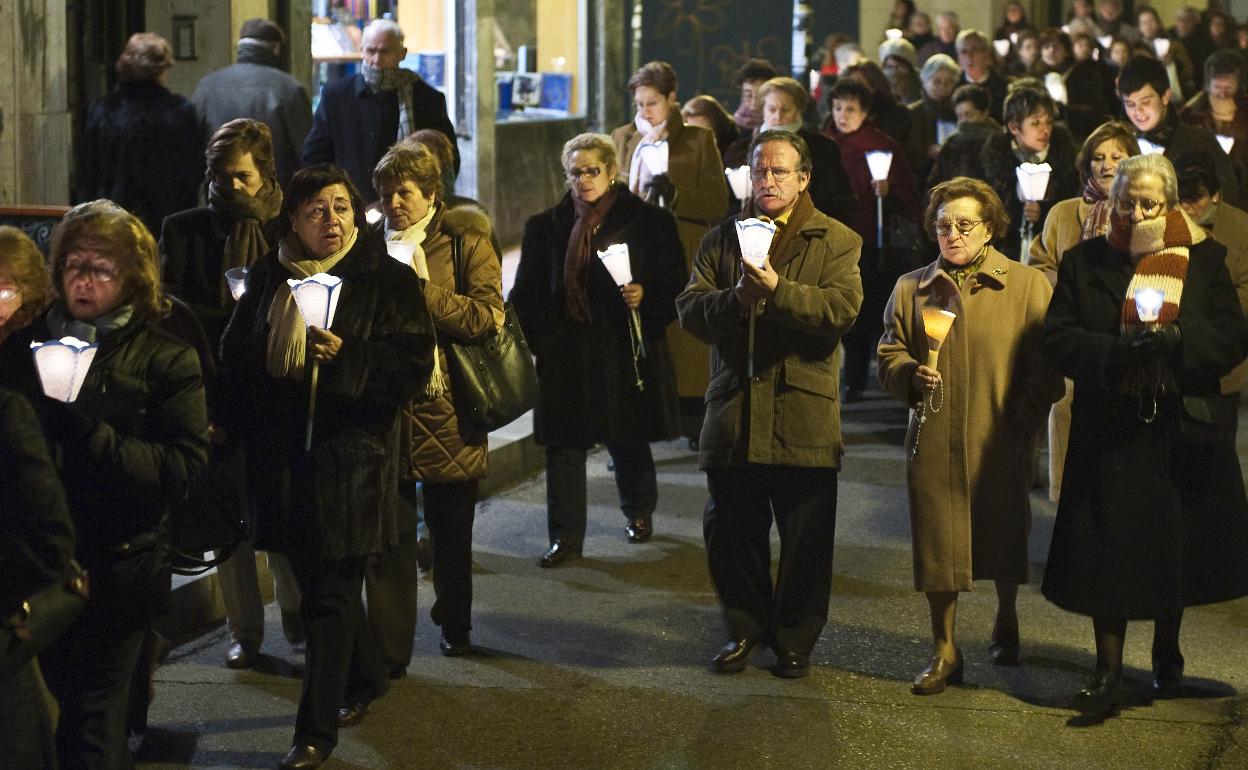 Participantes en el Rosario de las Velas en Valladolid en 2010. 