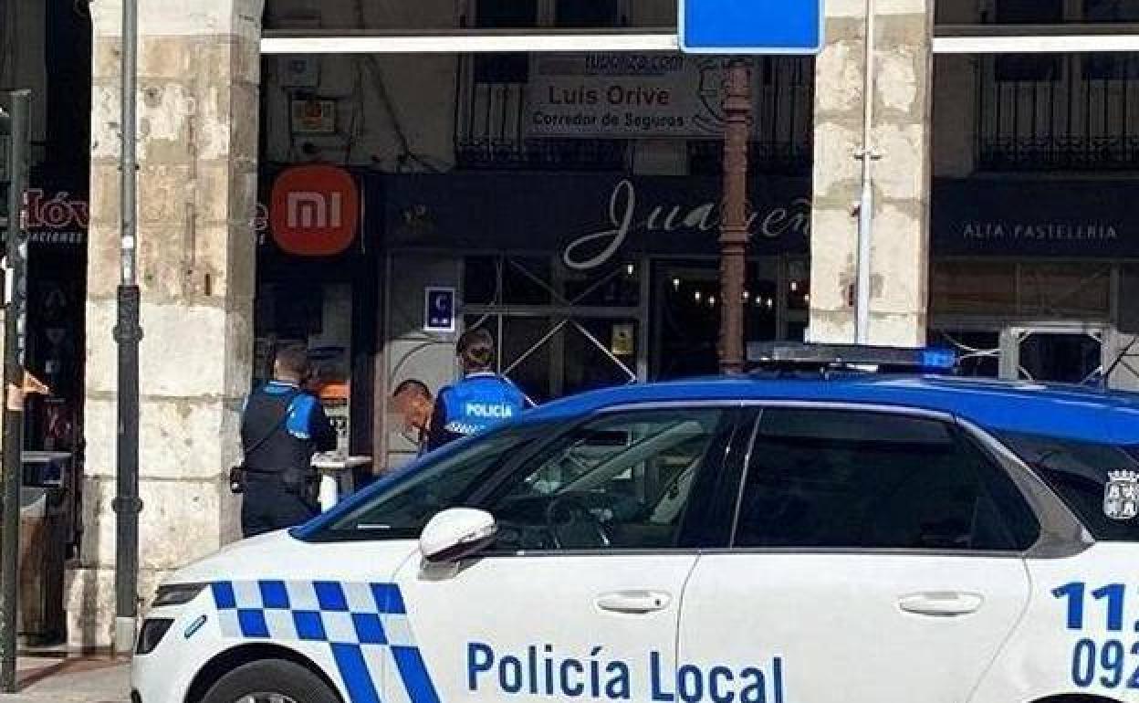 Intervención de la Policía Local de Burgos en el centro de la ciudad con el ciudadano que pretendía marcharse sin abonar una cuenta de 100 euros.