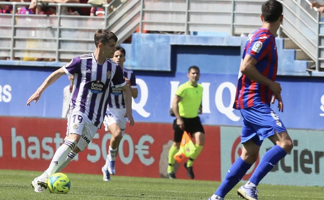 Toni Villa conduce en una acción de ataque en Ipurua. 