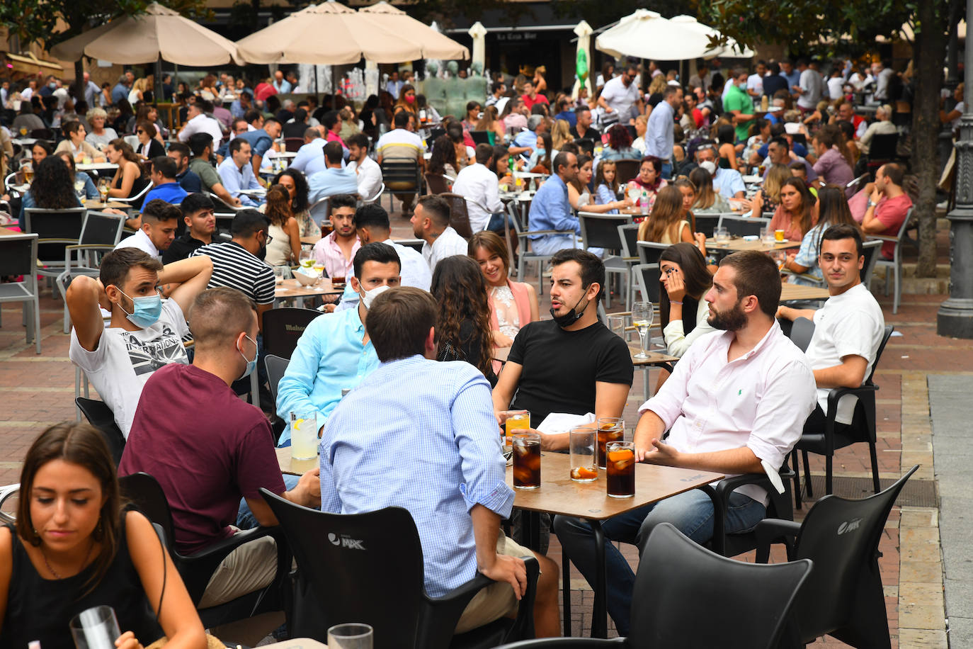 Terrazas abarrotadas de público en la zona de Coca. 