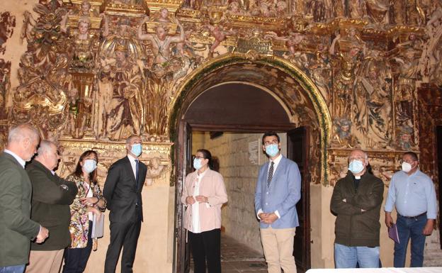 Autoridades y directivos de Endesa durante la visita a la Capilla de los benavente. 