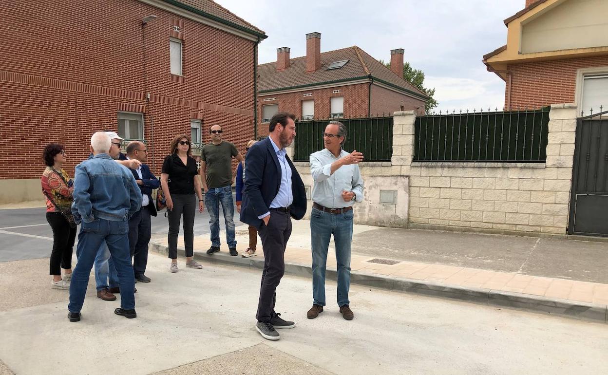 Óscar Puente, durante la visita a una de las calles reurbanizadas en el barrio de la Overuela, 