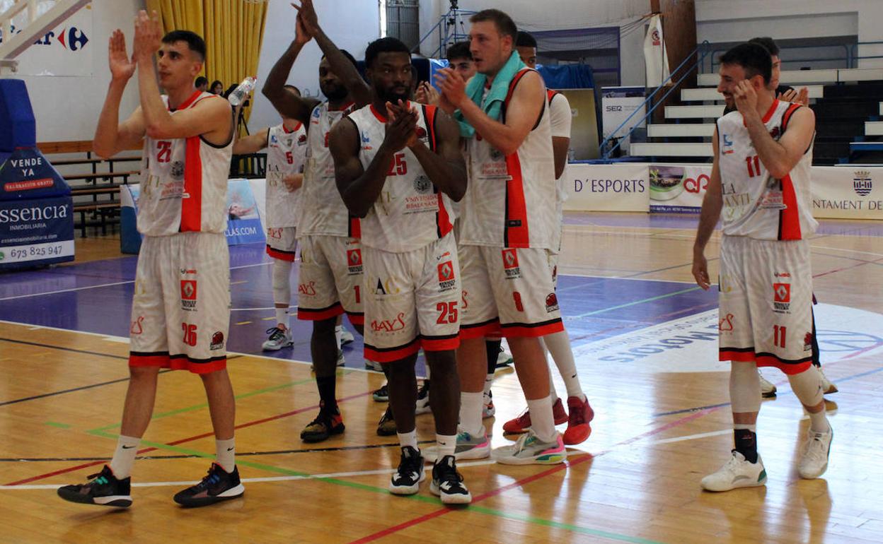 Los jugadores del Usal La Antigua celebran la victoria en Gandía. 