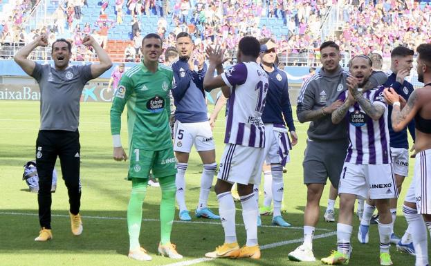 Sergio León, a la derecha, se agarra a Iván Sánchez a pie de campo en Ipurua.