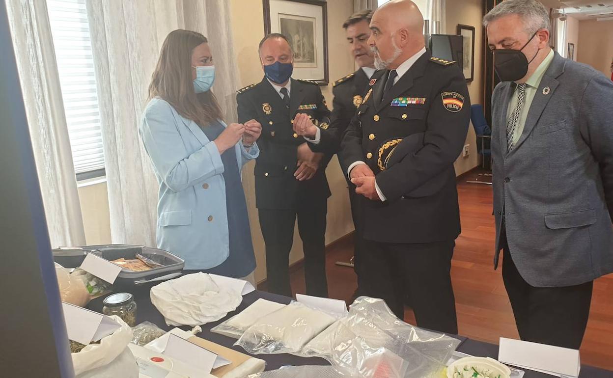 La delegada del Gobierno en Castilla y León, Virginia Barcones, junto a mandos de la Policía Nacional ante la droga aprehendida. 