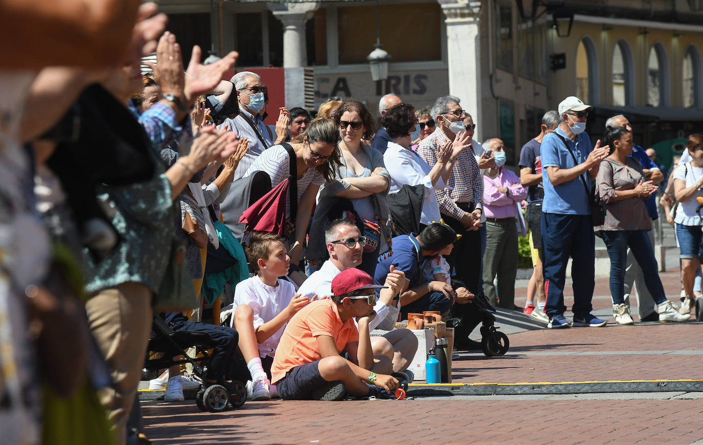 Fotos: Bailes regionales en la Plaza Mayor de Valladolid