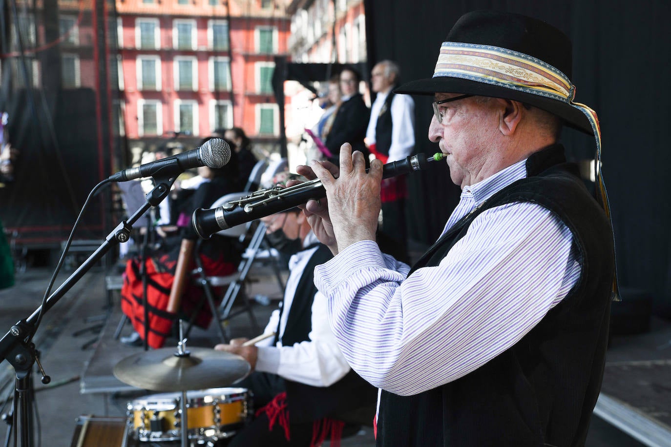 Fotos: Bailes regionales en la Plaza Mayor de Valladolid