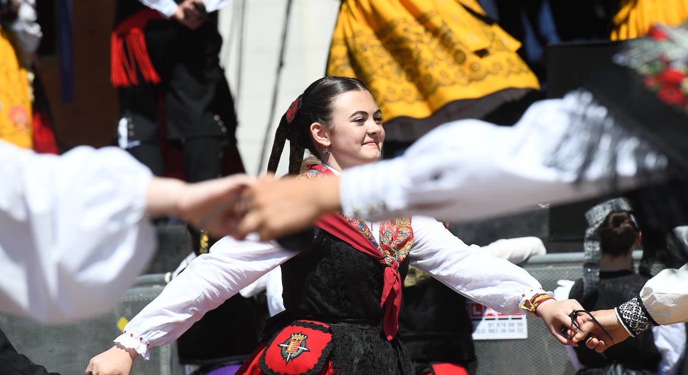Fotos: Bailes regionales en la Plaza Mayor de Valladolid