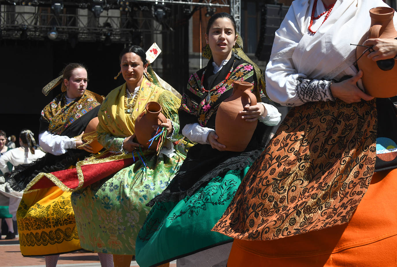 Fotos: Bailes regionales en la Plaza Mayor de Valladolid