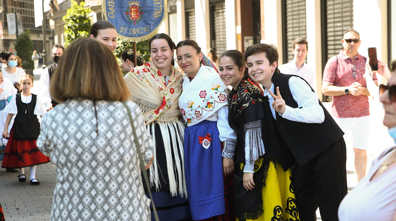 Fotos: Bailes regionales en la Plaza Mayor de Valladolid