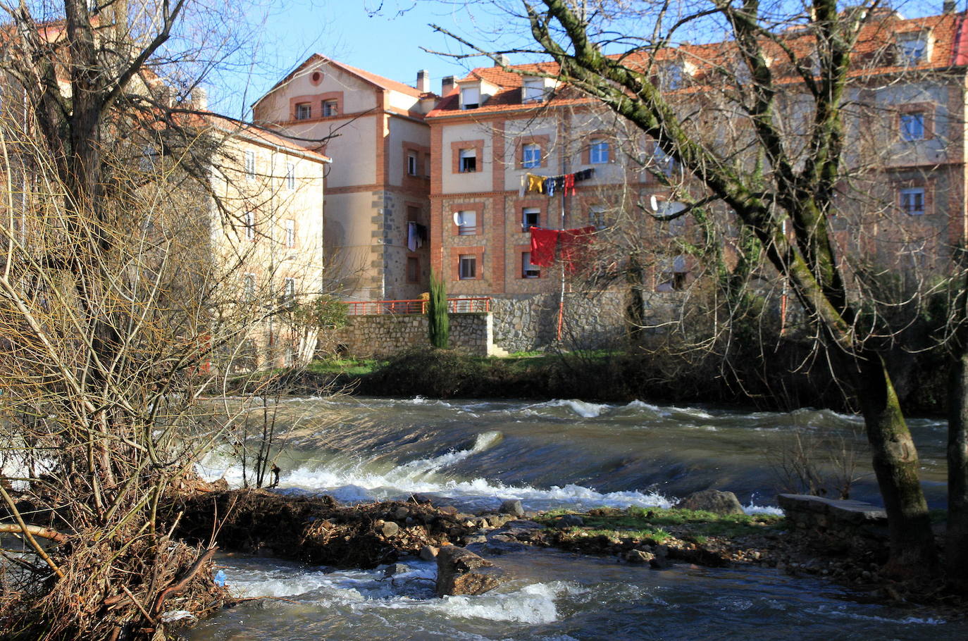 Cauce del río Eresma junto a las viviendas de la calle Anselmo Carretero.