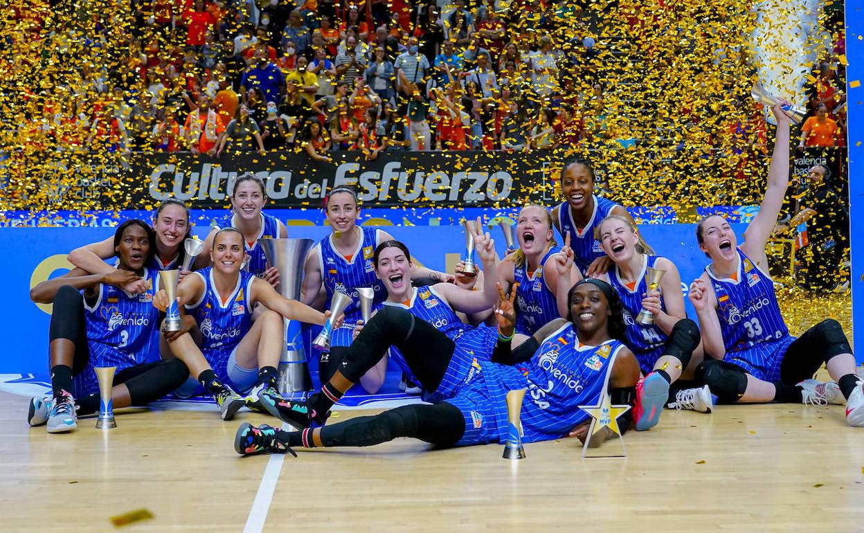 Las jugadoras del CB Avenida celebran la Liga en Valencia. 