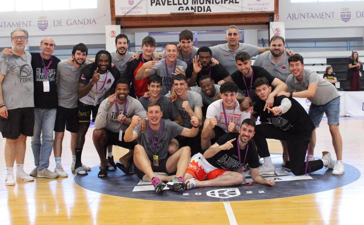 El Usal La Antigua celebra el ascenso a LEB Plata en la pista de Gandia. 