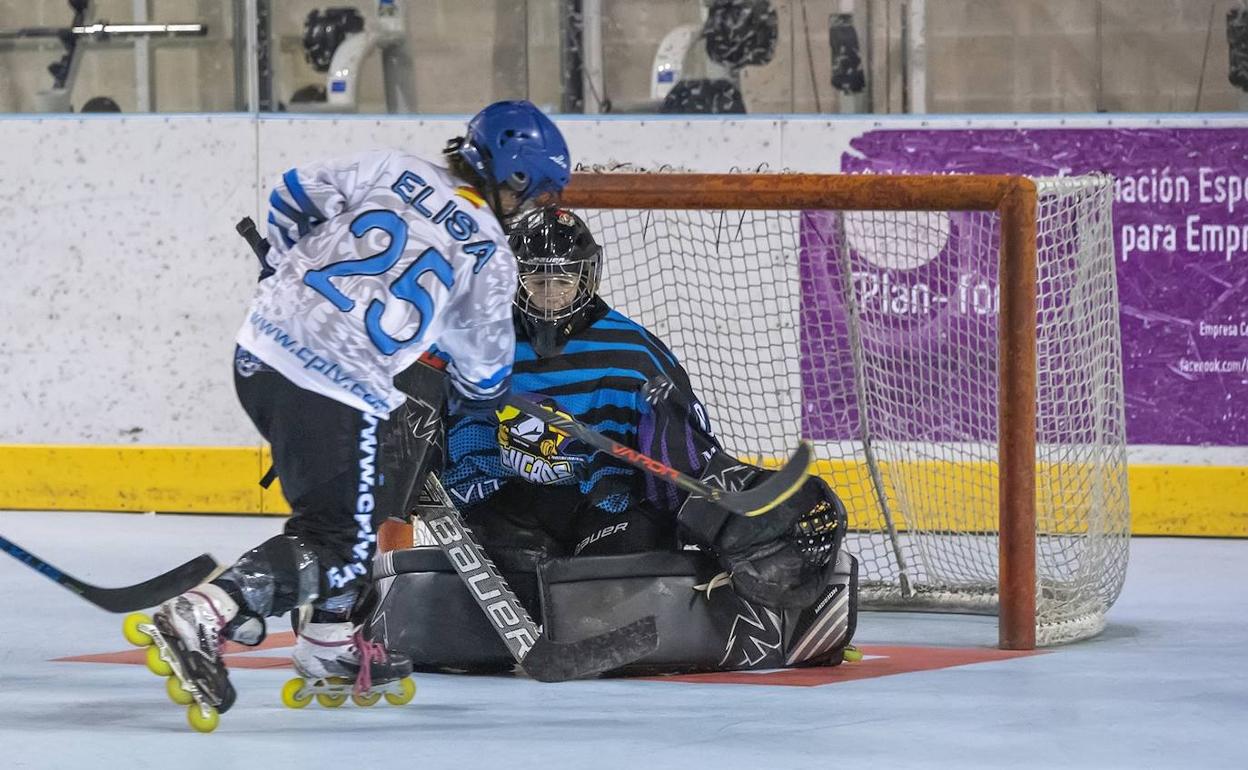 Elisa lanza a portería