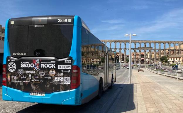 Autobús, con el cartel del Segorock, en Segovia capital.