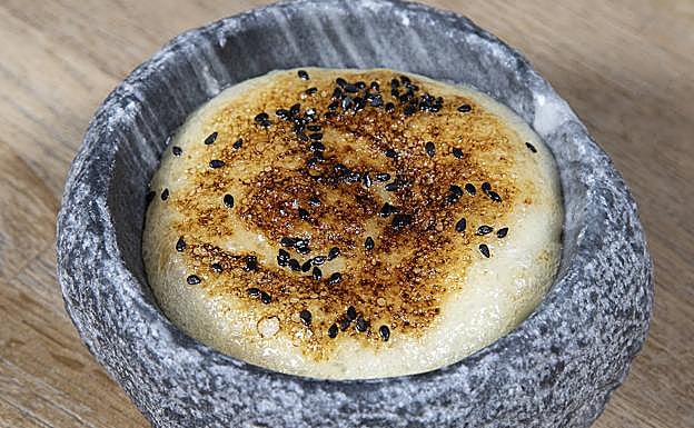 Guiso de níscalos con anguila ahumada. 