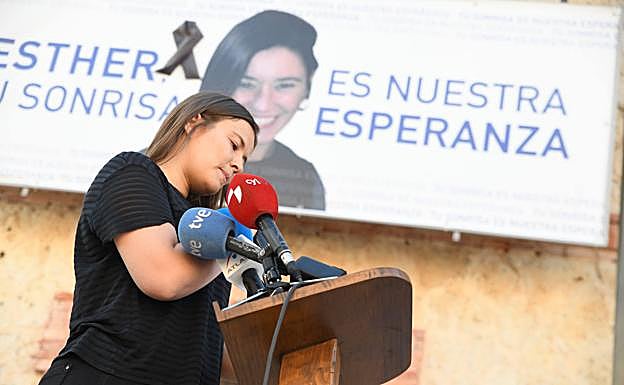 Susana Sanz, prima de Esther, durante el acto de concentración en Traspinedo