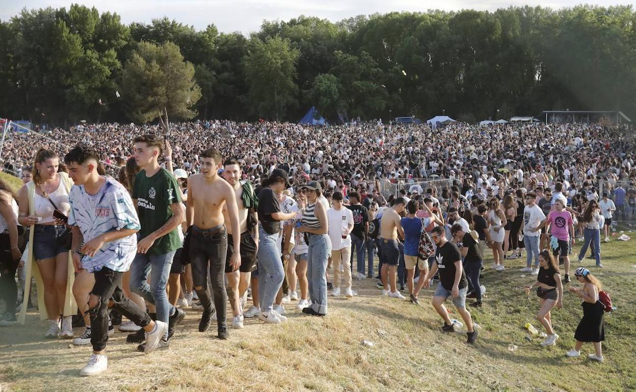 Salida de los jóvenes de la macrofiesta en el parque Ribera Sur. 