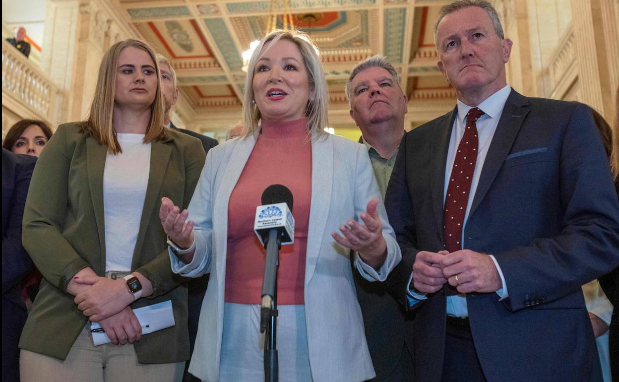 Michelle O'Neill, líder y candidata del Sinn Féin al cargo de ministro Principal, durante una rueda de prensa tras la fallida sesión del viernes en el Parlamento de Irlanda del Norte