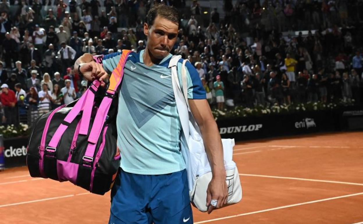 Rafa Nadal se retira de la pista tras ser eliminado en el Masters 1.000 de Roma. 