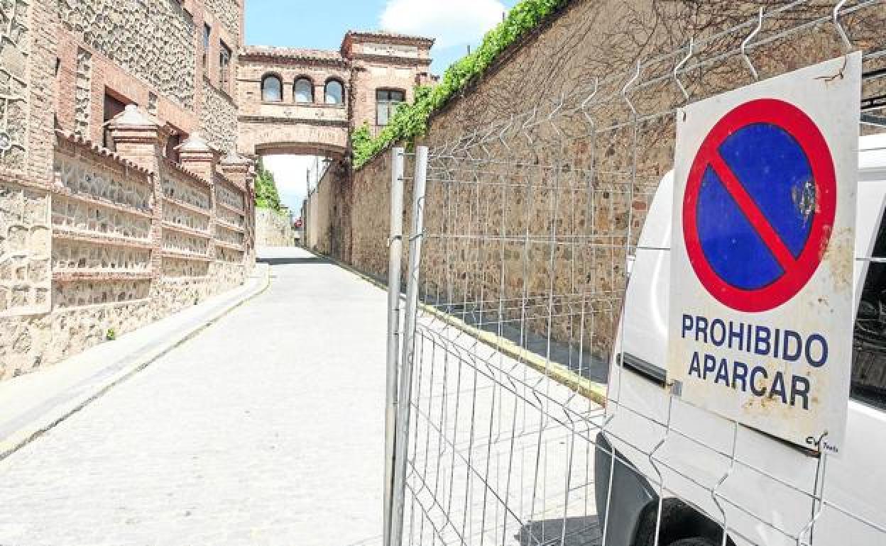 Vista parcial de la calle Obispo Gandásegui, acceso directo a la Huerta del Seminario y al recinto del teatro Cervantes. 