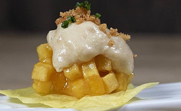 Imagen principal - Arriba, la tortilla de patata. Abajo, Benedictine trufado y lechazo pibil. 