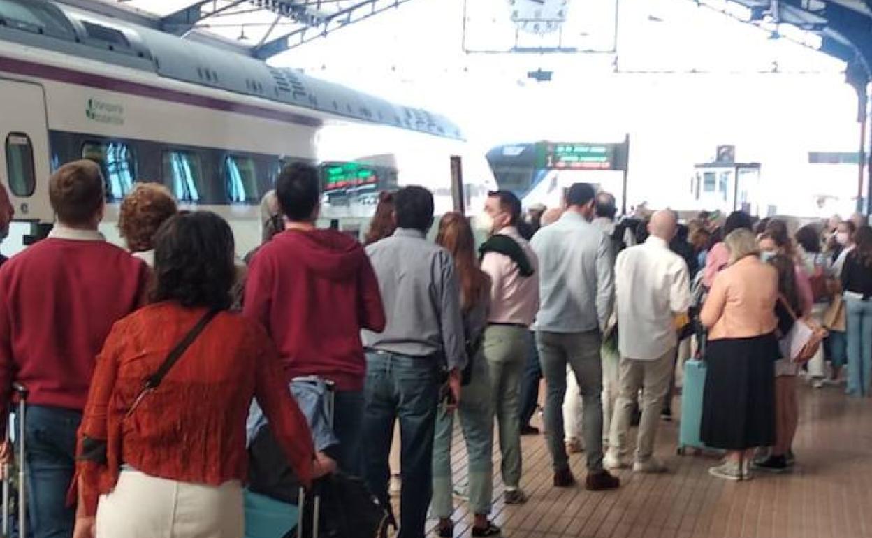 Cola de viajeros en la estación de Campo Grande.