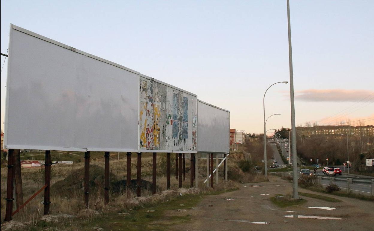 Cs pide sacar a licitación el contrato de las vallas publicitarias de Segovia