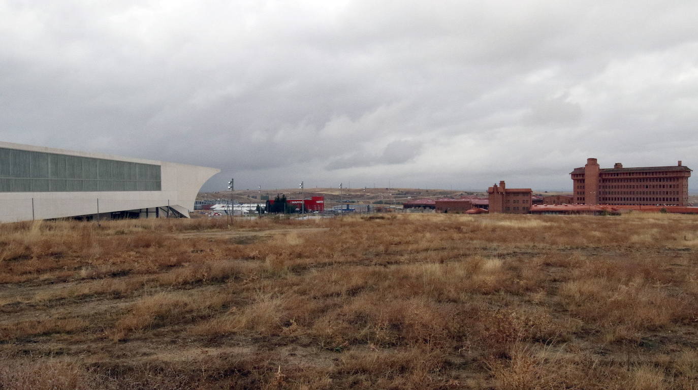 Parcela situada junto al edificio CIDE del CAT.