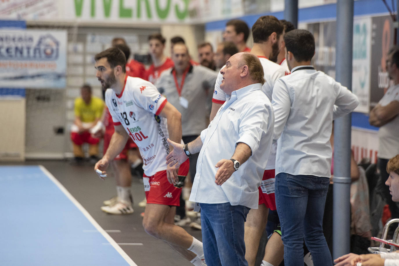 Encuentro entre el BM Nava y el Bada Huesca disputado en el pabellón Guerreros Naveros.