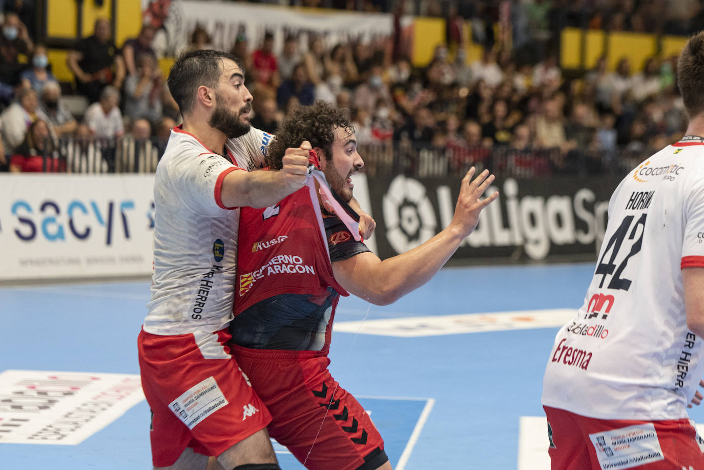 Encuentro entre el BM Nava y el Bada Huesca disputado en el pabellón Guerreros Naveros.