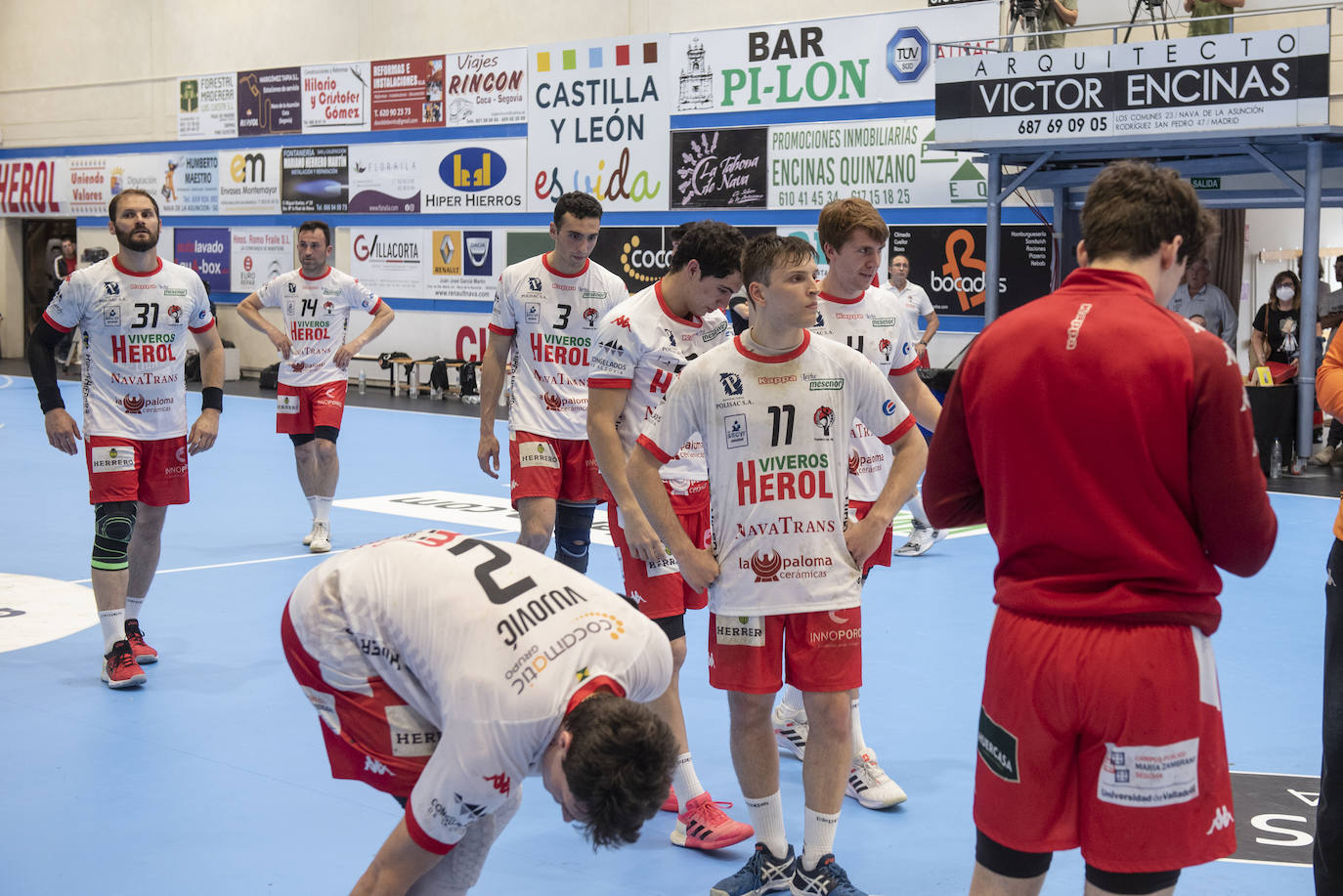 Encuentro entre el BM Nava y el Bada Huesca disputado en el pabellón Guerreros Naveros.