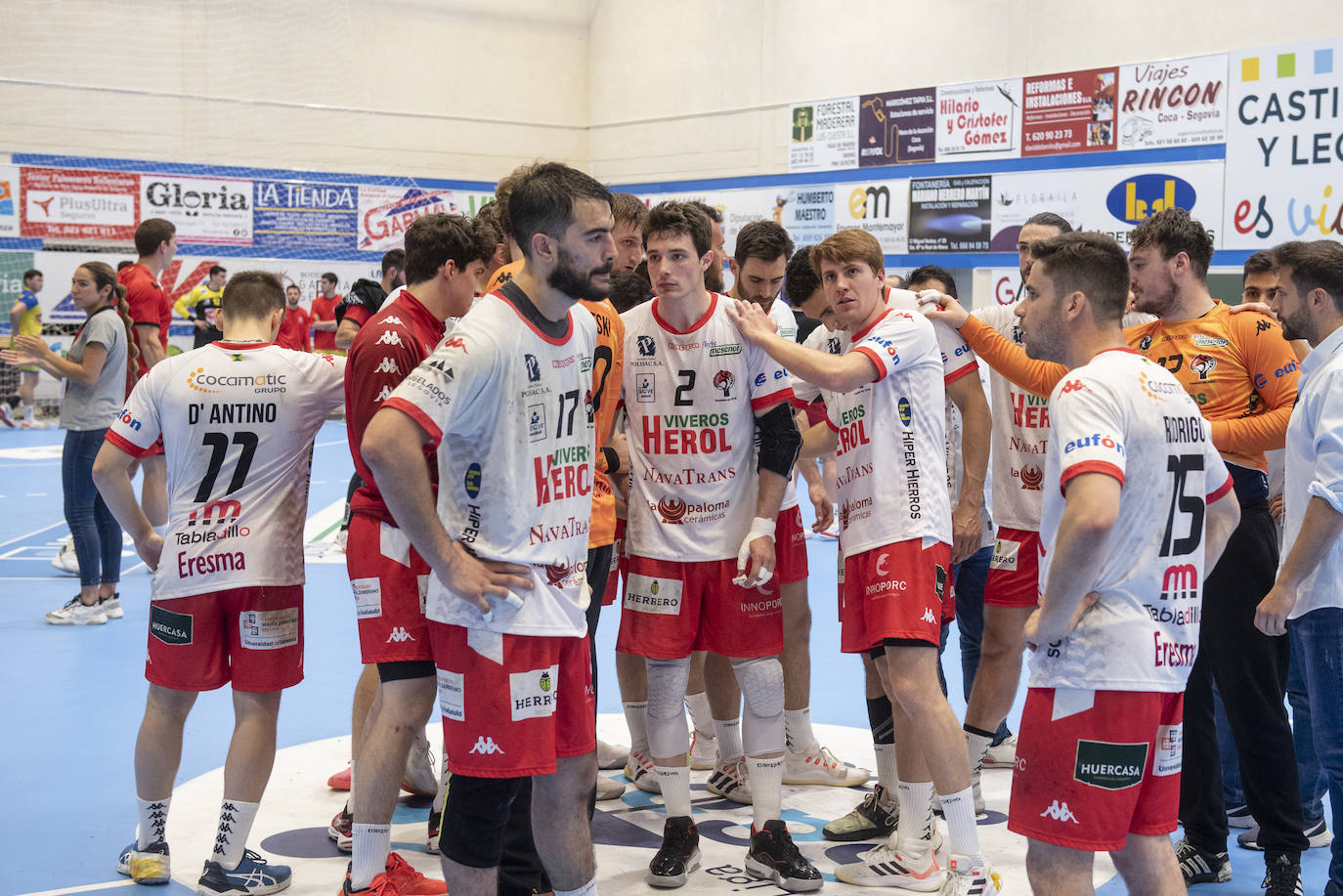 Encuentro entre el BM Nava y el Bada Huesca disputado en el pabellón Guerreros Naveros.