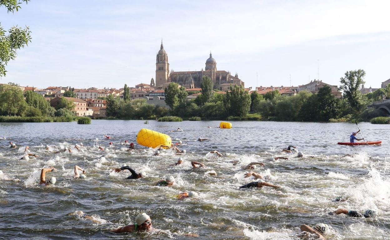 Salamanca aporta 15.000 euros a la Federación de Triatlón para impulsar la prueba del 28 de mayo