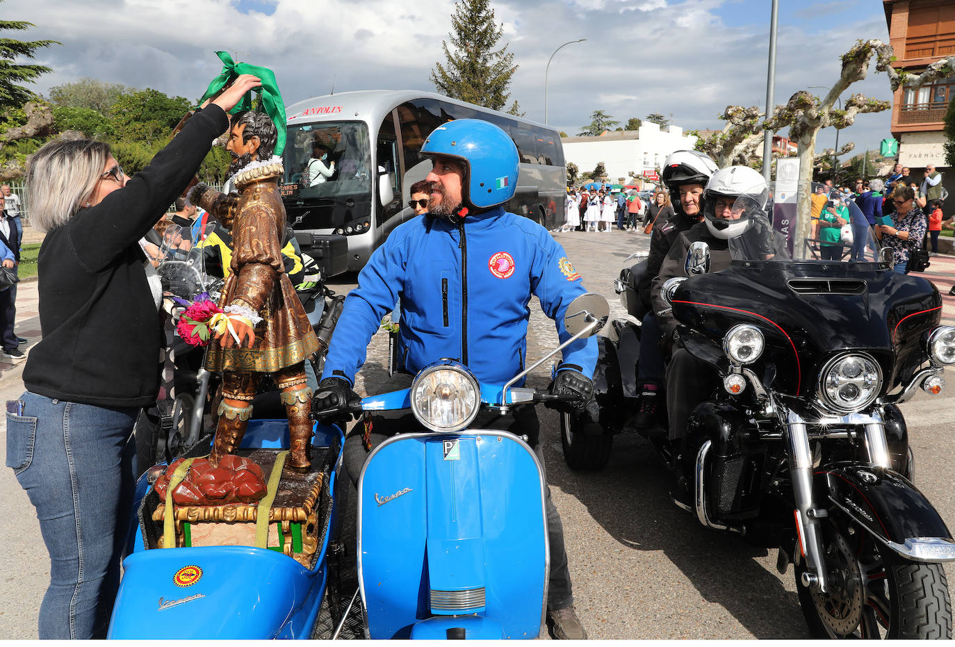 El Santo es trasladado en un sidecar por la autovía hasta el Monasterio de La Trapa.