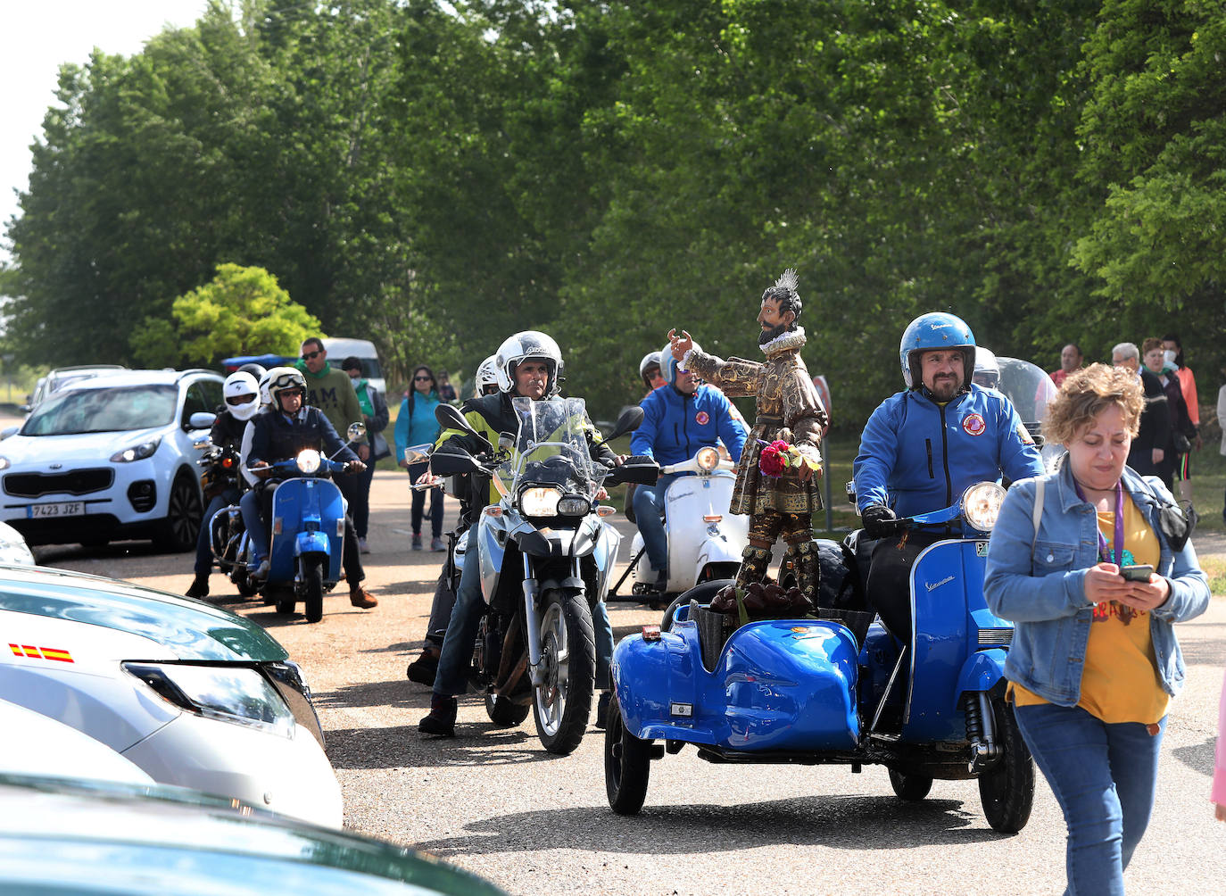 El Santo es trasladado en un sidecar por la autovía hasta el Monasterio de La Trapa.