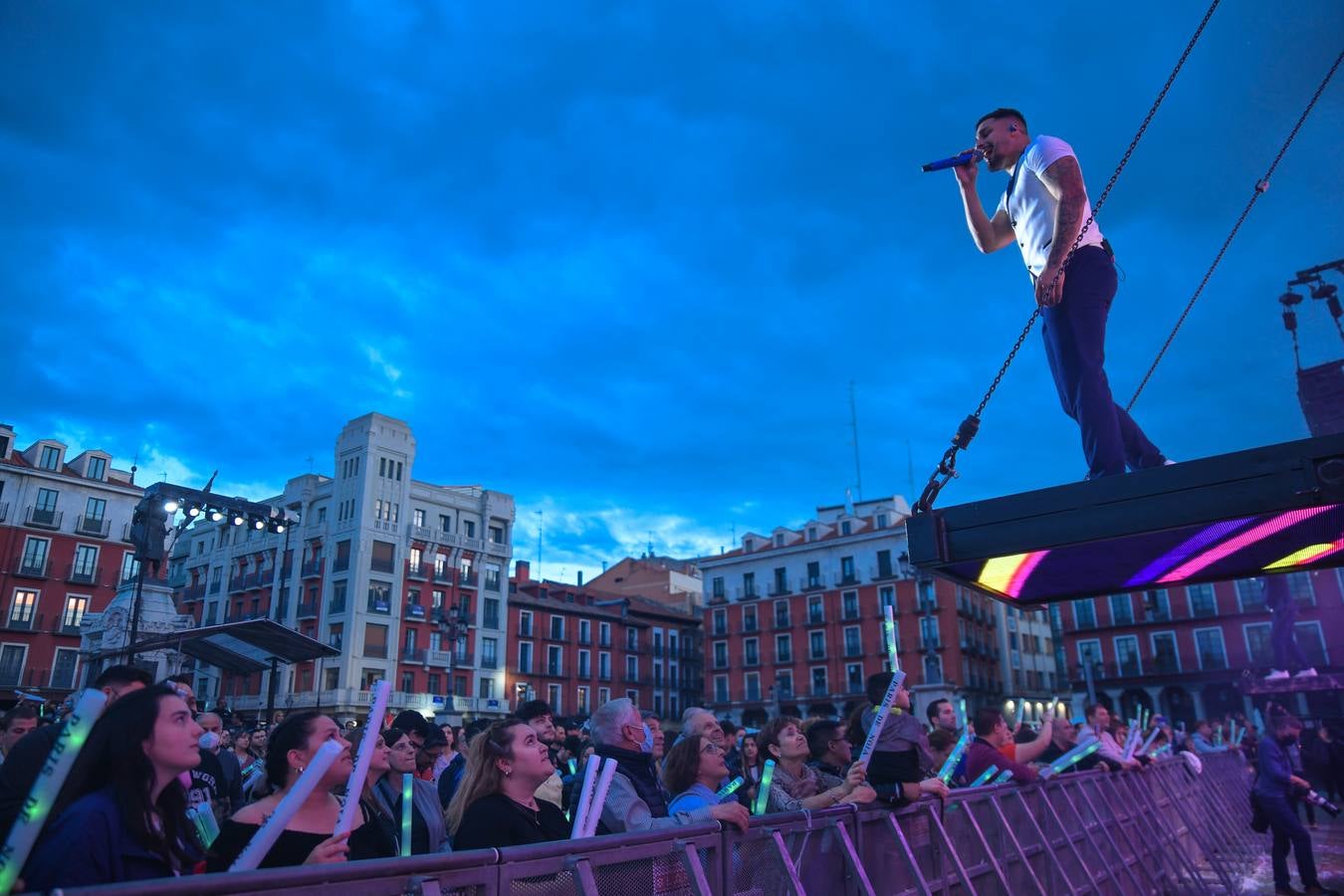 Fotos: El espectáculo de la París de Noia llega a la Plaza Mayor de Valladolid (2/2)