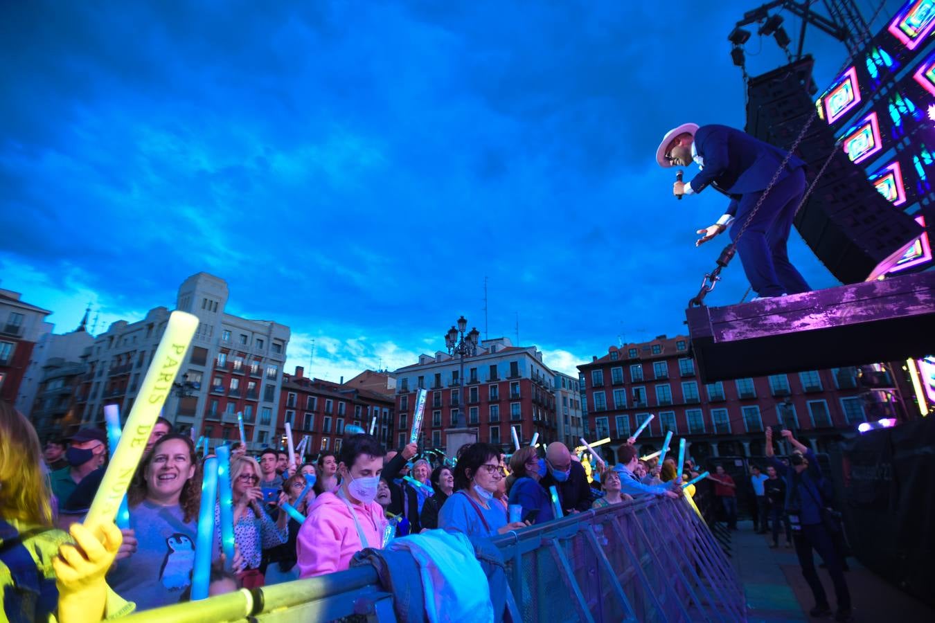 Fotos: El espectáculo de la París de Noia llega a la Plaza Mayor de Valladolid (2/2)