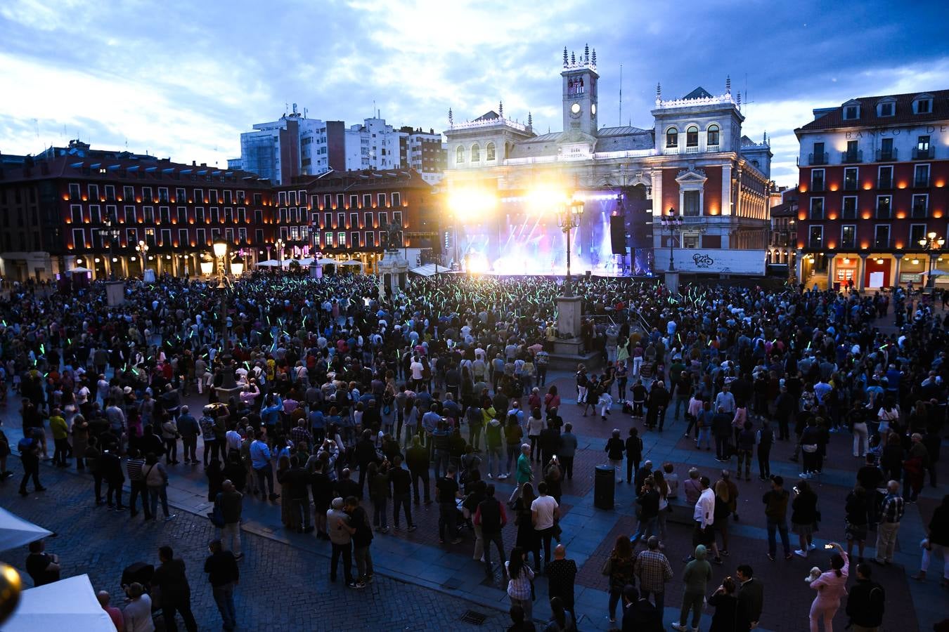 Fotos: El espectáculo de la París de Noia llega a la Plaza Mayor de Valladolid (2/2)