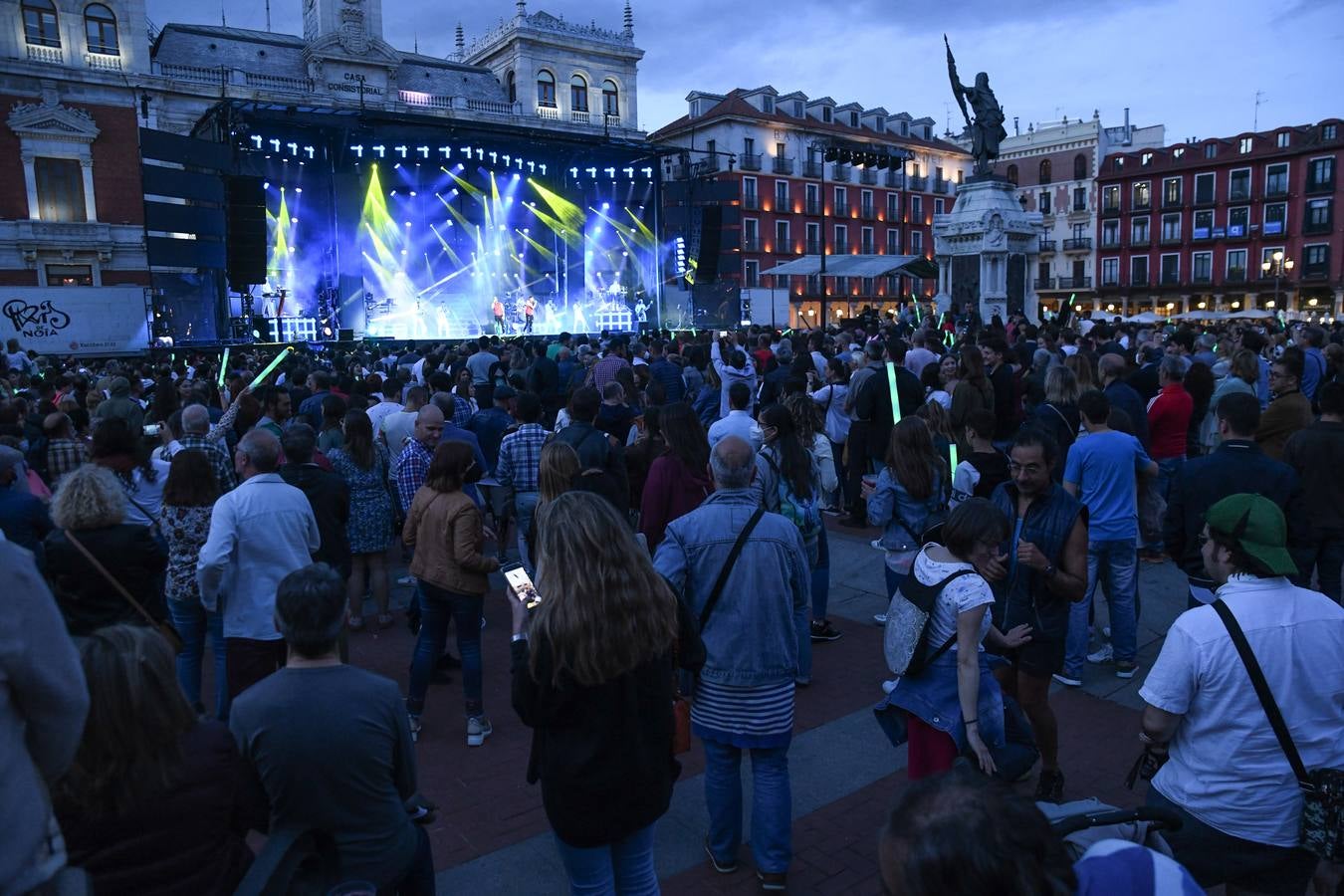 Fotos: El espectáculo de la París de Noia llega a la Plaza Mayor de Valladolid (1/2)