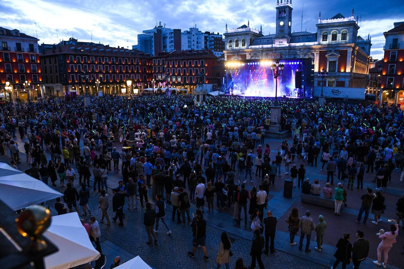 Fotos: El espectáculo de la París de Noia llega a la Plaza Mayor de Valladolid (1/2)